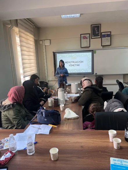 Annelere ve Öğretmenlere Yönelik Menstruasyon Yönetimi Eğitimi